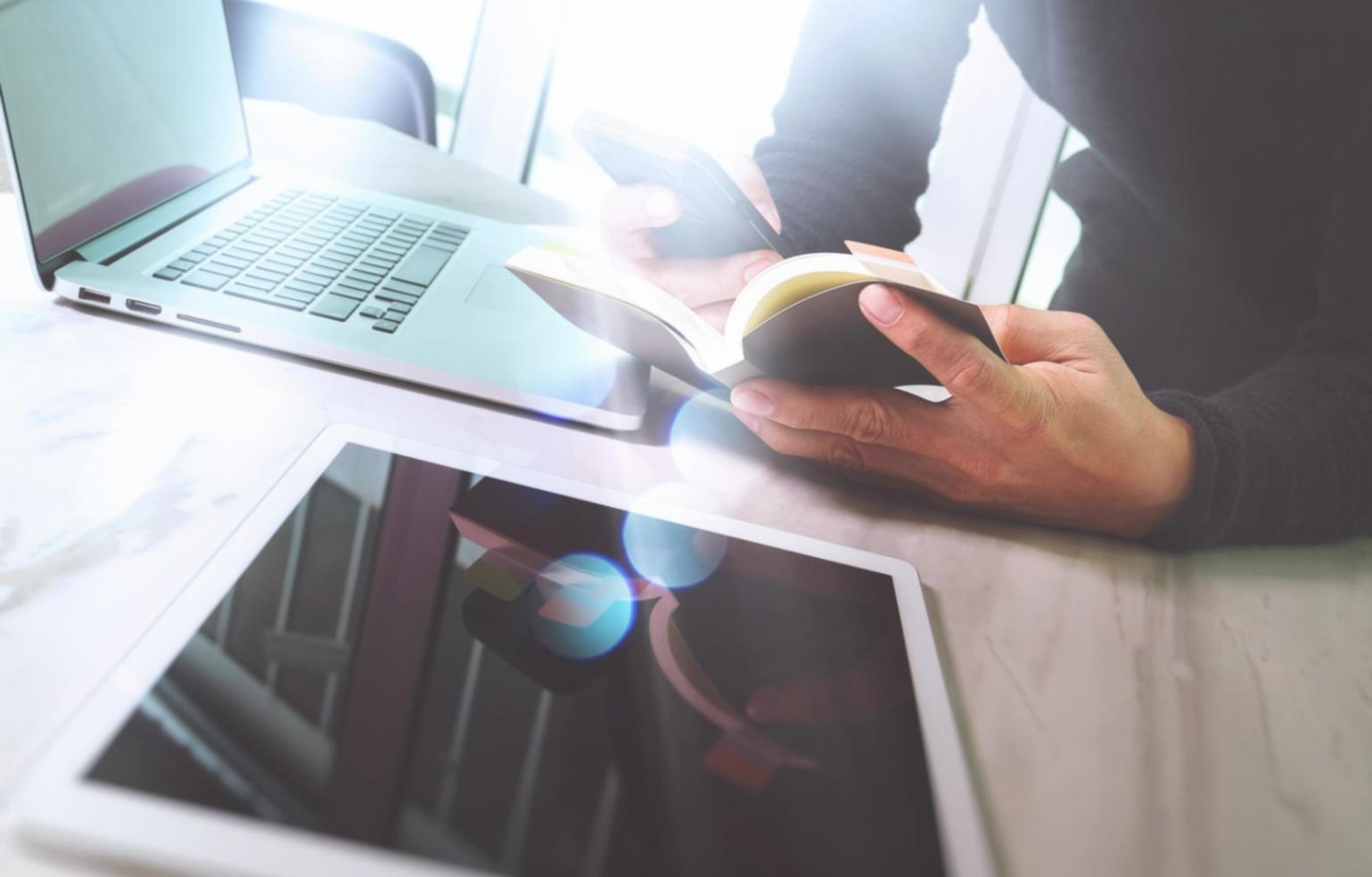 Equipo trabajando en análisis de datos de mercado